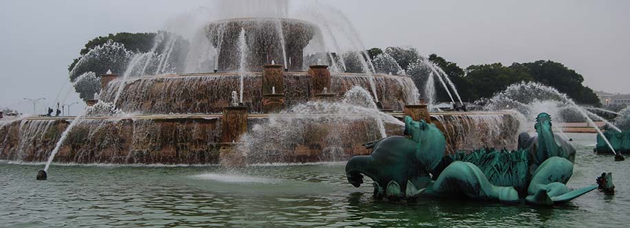 famous fountain in Chicago park near shore of Lake Michigan
